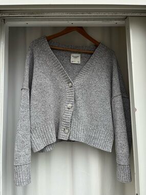 Abercrombie & Fitch Light Gray Chenille Cropped V‑Neck Button Cardigan